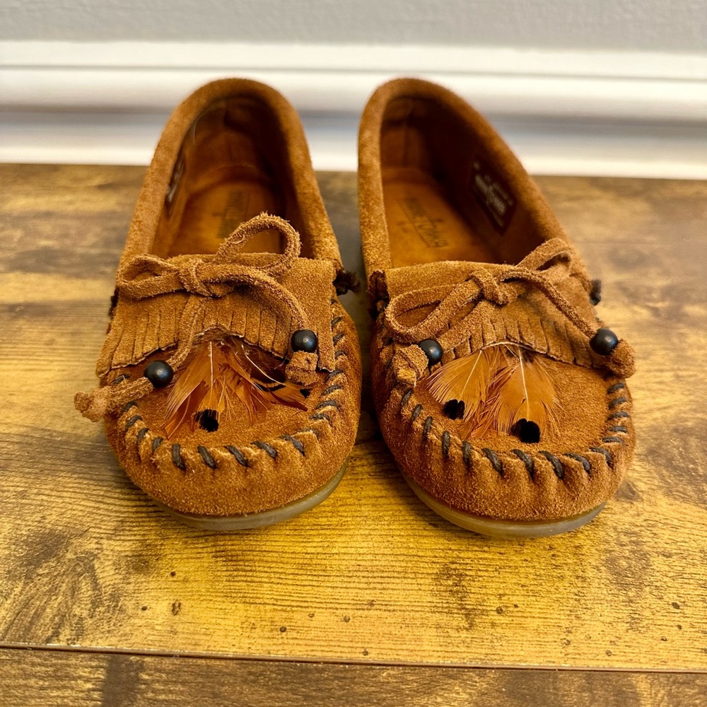 Minnetonka Moccasins Shoes Womens Size 8.5 Brown Suede Feather Slip-on NWT